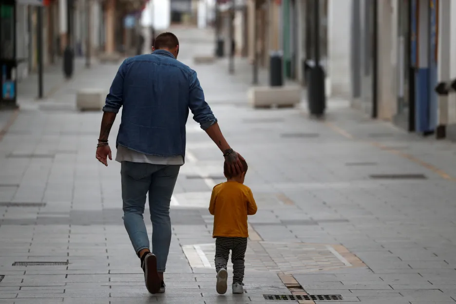 Chlapes se svým otcem na procházce ve španělském městě Ronda