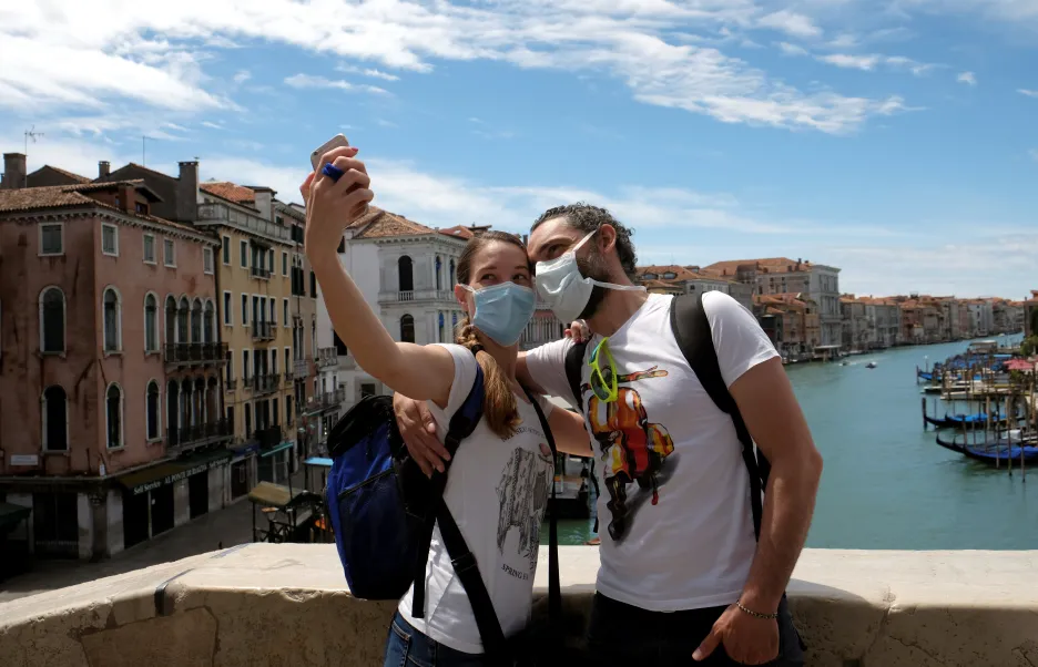 Turisté v rouškách se fotí v benátském centru