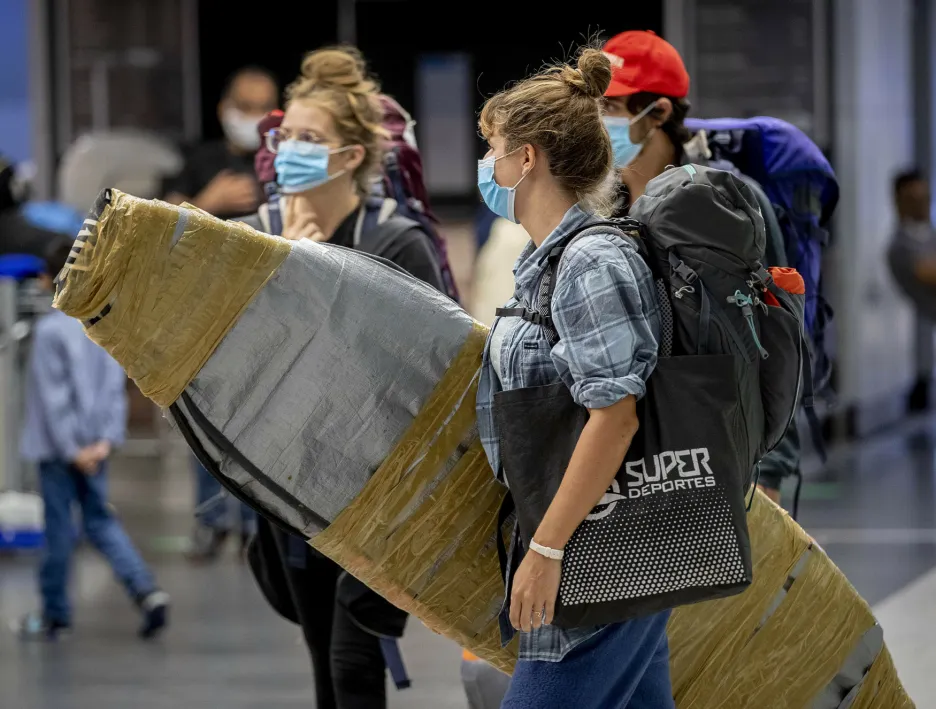 Mladí lidé, kteří byli před dvěma měsíci uvězněni kvůli koronaviru v Panamě, dorazili ve středu se svými surfovacími prkny na letiště ve Frankfurtu nad Mohanem.