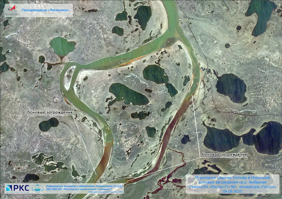 Satelitní snímek ze 4. června ukazuje řeku Ambarnaja se zábranami instalovanými  po úniku ropného paliva 