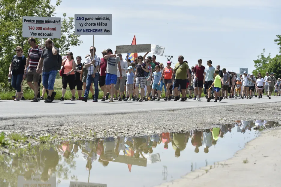 Protestní pochod proti těžbě štěrkopísku u Moravského Písku