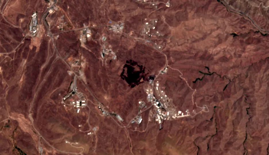 Satelitní snímek ESA ukazující horskou oblast nedaleko Teheránu po výbuchu