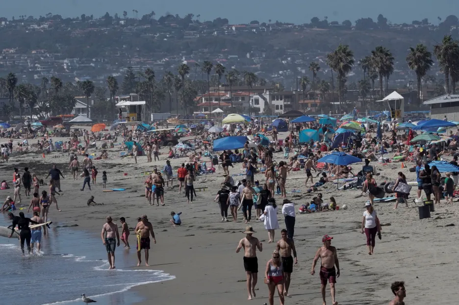 Davy lidí na pláži v kalifornském San Diegu