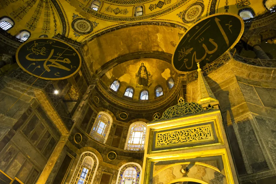 Interiér chrámu Boží Moudrosti (Hagia Sofia) v Istambulu