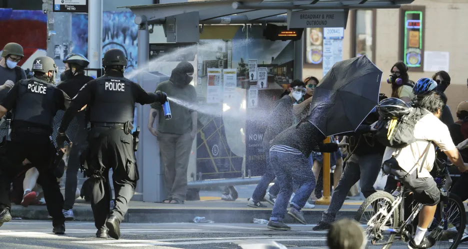 Střet policistů s demonstranty v Seattlu