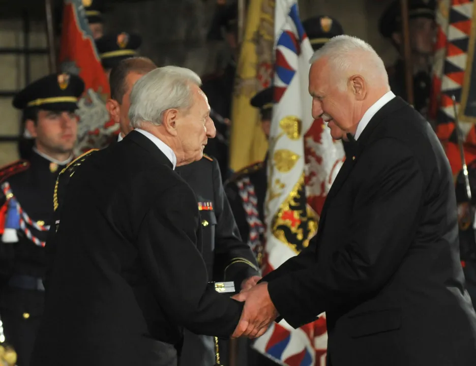 V roce 2012 dostal Ladislav Bařinka státní vyznamenání, medaili za zásluhy.