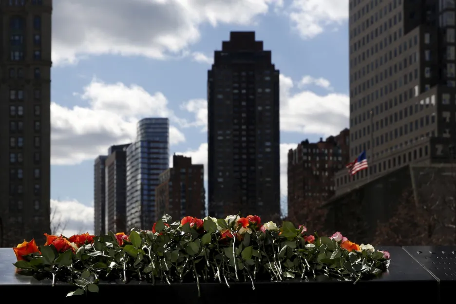 Květiny u památníku 11. září v New Yorku