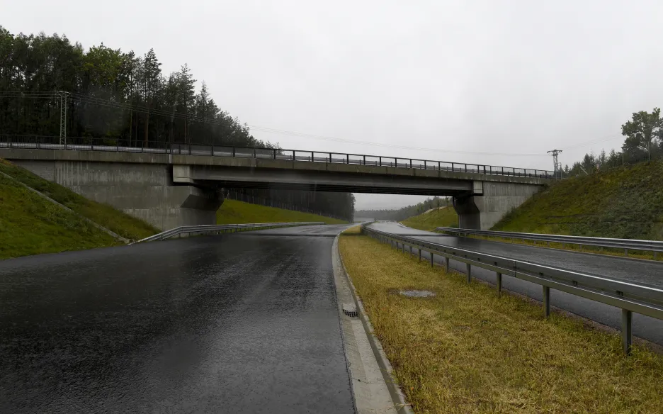 Dokončovaný úseku dálnice D6 mezi Novým Strašecím a Řevničovem 