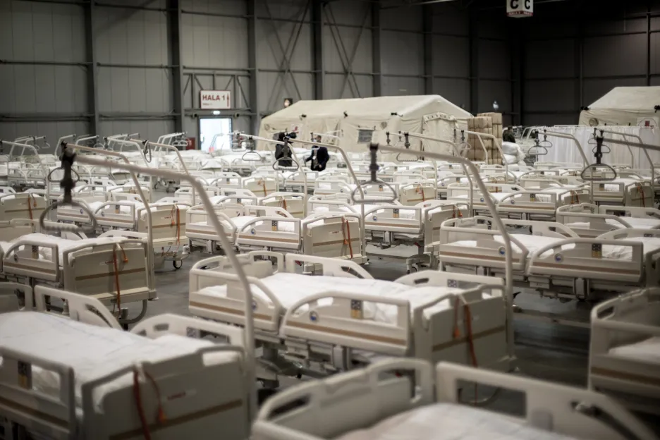 Vojáci v pražských Letňanech připravují polní nemocnice, která bude fungovat jako zařízení pro pacienty s koronavirem.