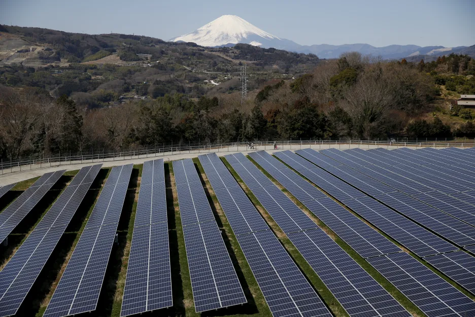 Solární elektrárna v japonském městě Nakai v pozadí s horou Fuji