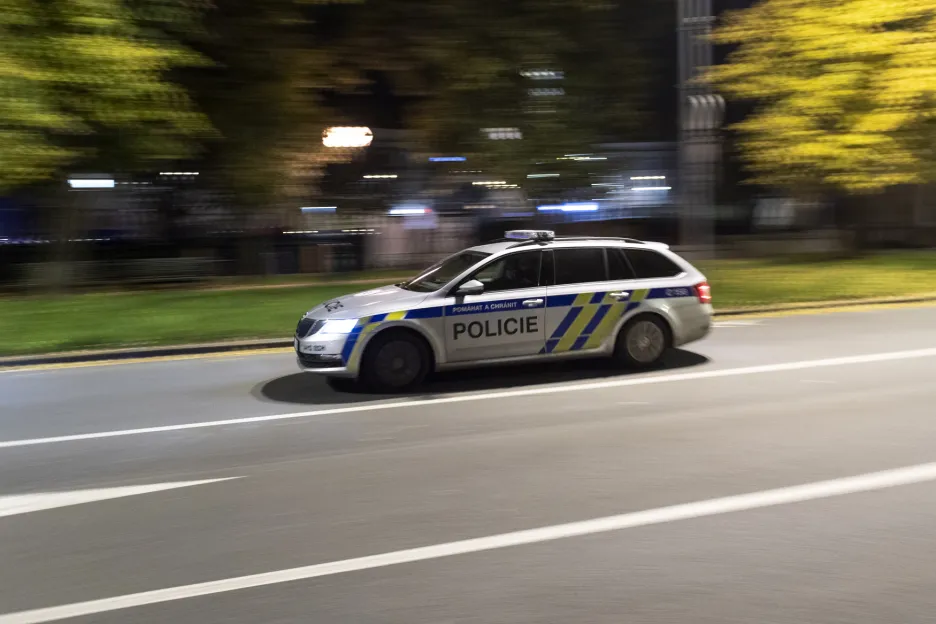 Policisté projíždějí 28. října po 21. hodině po Tylově nábřeží v Hradci Králové