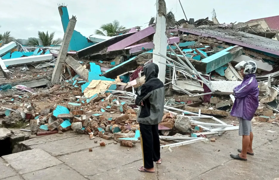 Zemětřesení v Indonésii v  části Západní Sulawesi, připravilo o život desítky obyvatel města Mamuju