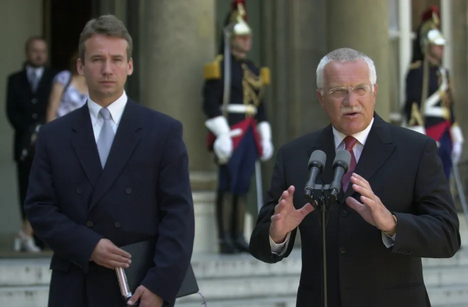 Tomáš Klvaňa v roce 2003 jako tiskový mluvčí prezidenta Václava Klause