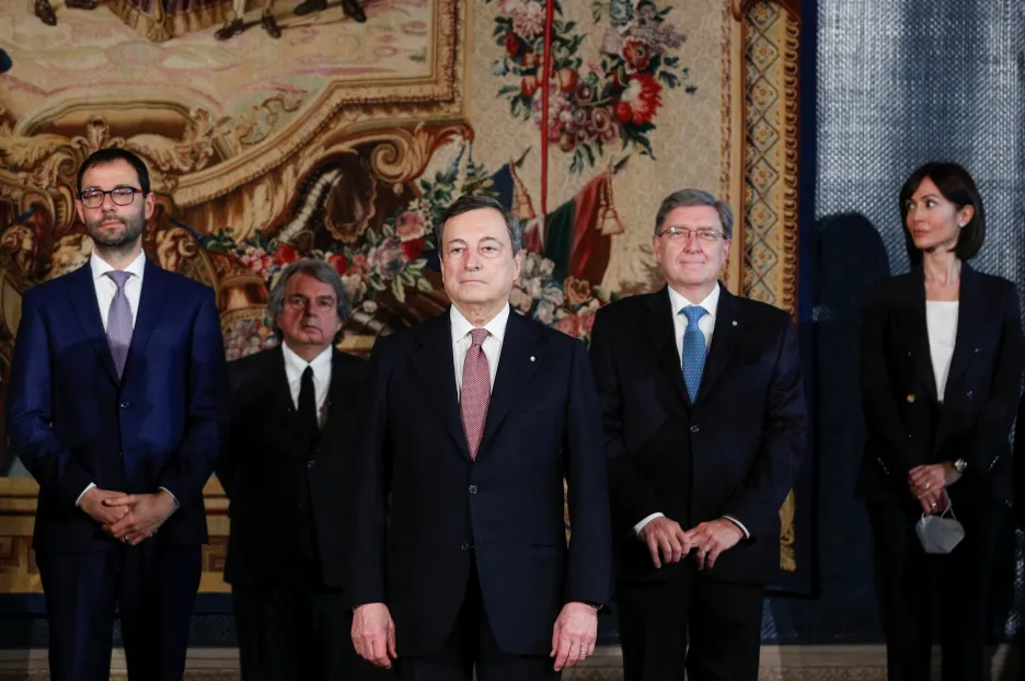 Nový italský premiér Mario Draghi se svojí vládou při jmenování