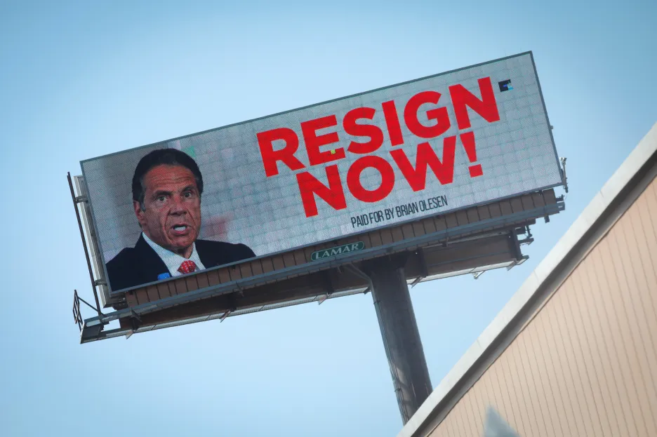 Billboard vyzývající Cuoma k rezignaci