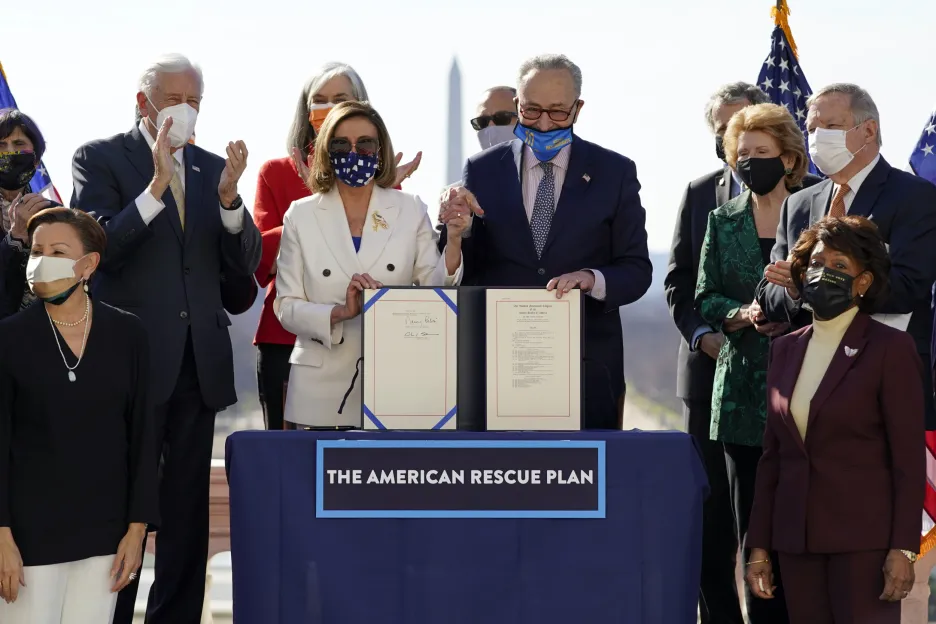 Demokraté představují podepsaný balík pomoci