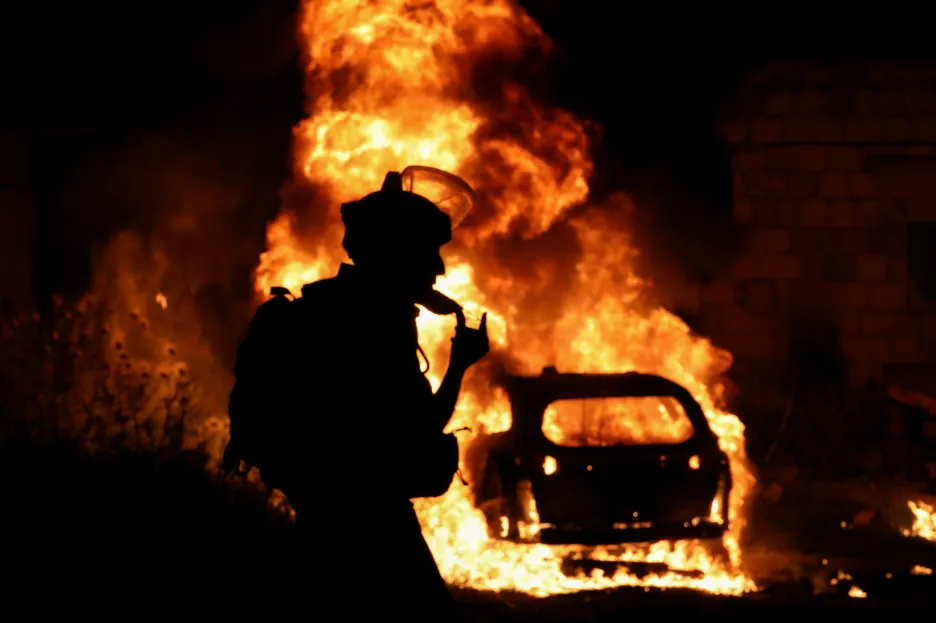 Palestinci zapálili auto židovské rodiny
