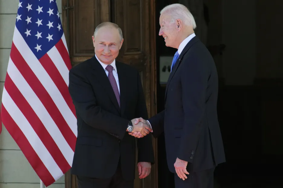 Vladimir Putin a Joe Biden před vilou Le Grange