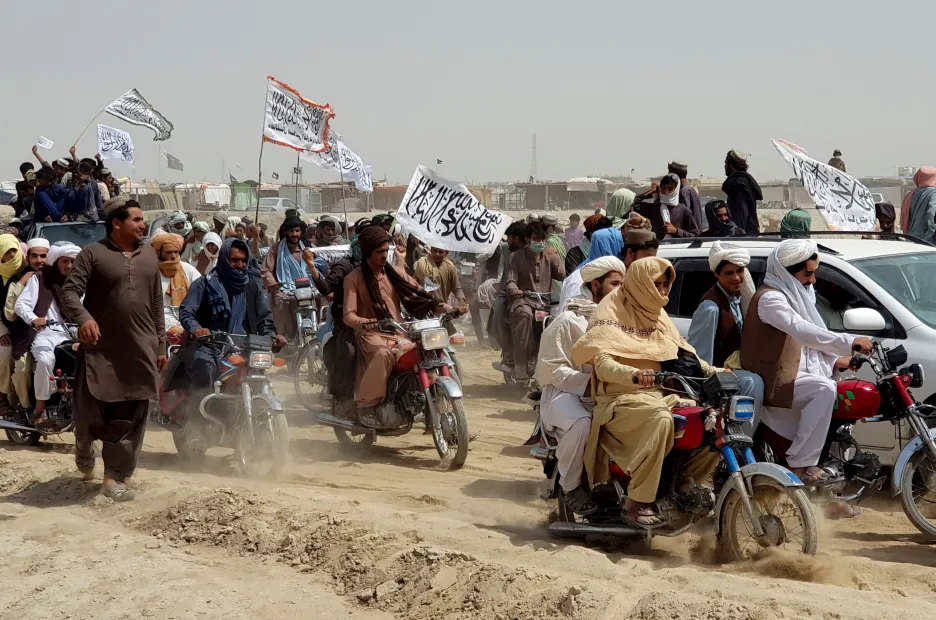 Bojovíci s vlajkami Talibanu u hranic s Pákistánem