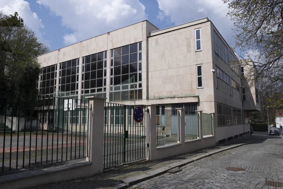 Jedna z budov střední školy při ruské ambasádě v Praze