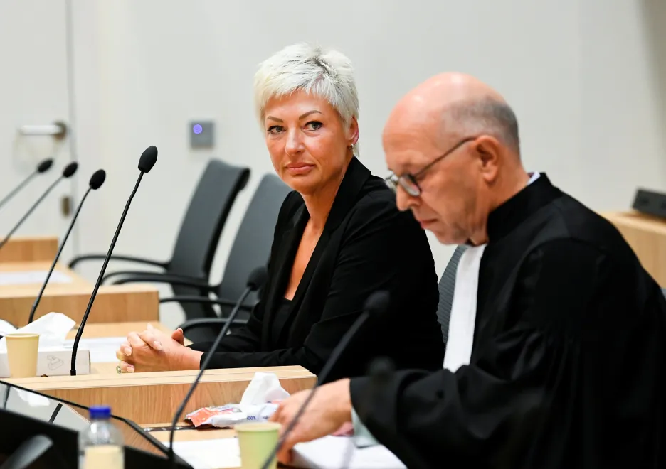 Pozůstalá Ria van der Steenová a právník August Van u soudu