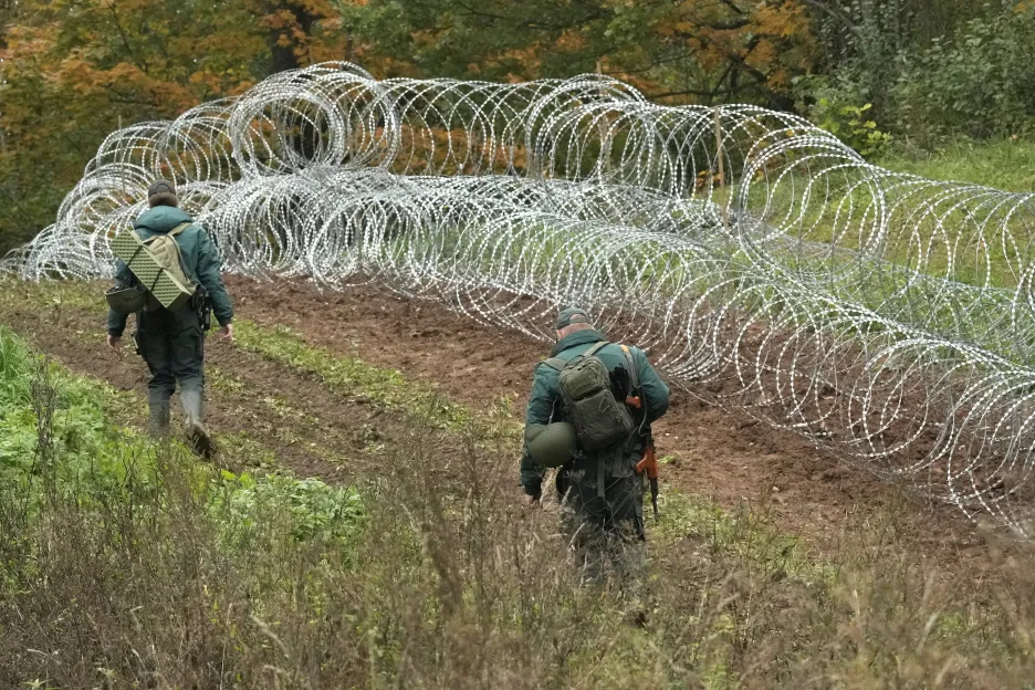Lotyšští vojáci stavějí dočasnou hraniční bariéru