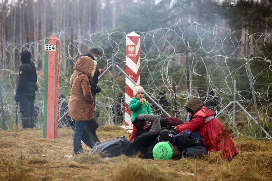 Migranti se shromažďují na polsko-běloruských hranicích. Fotografie ukazují situaci během 8.a 9.listopadu 2021