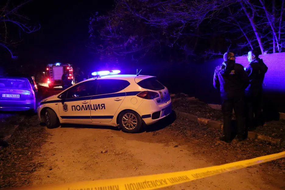 Bulharští policisté v blízkosti pečovatelského domu, kde začalo hořet