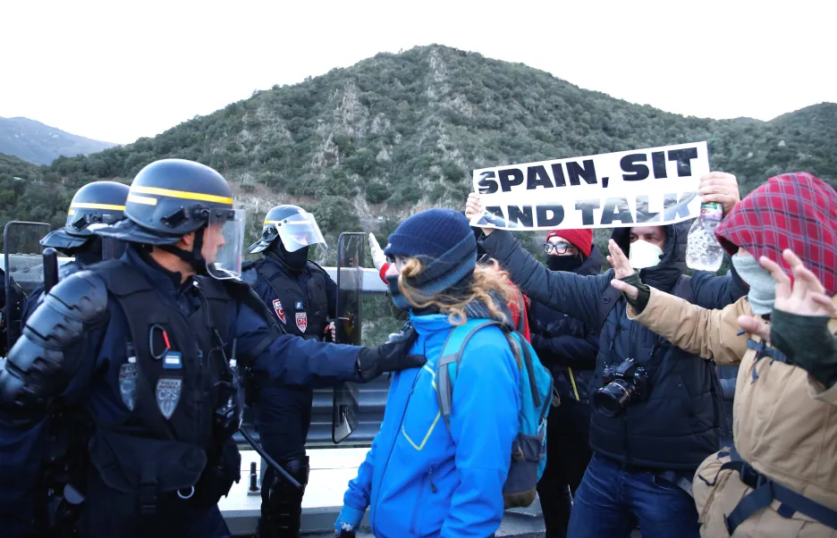 Francouzská policie zasahuje proti katalánským separatistům blokujícím hranici na dálnici A9