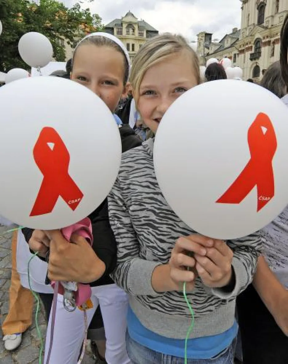 Vypouštění balonků na připomínku HIV pozitivních