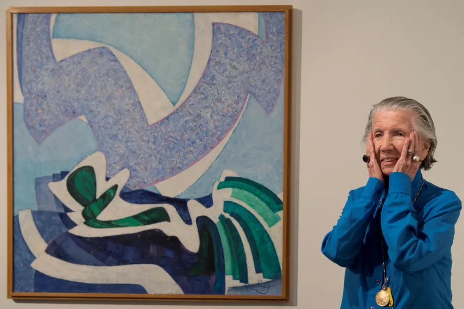 Meda Mládková vedle malby Vanoucí modře od Františka Kupky