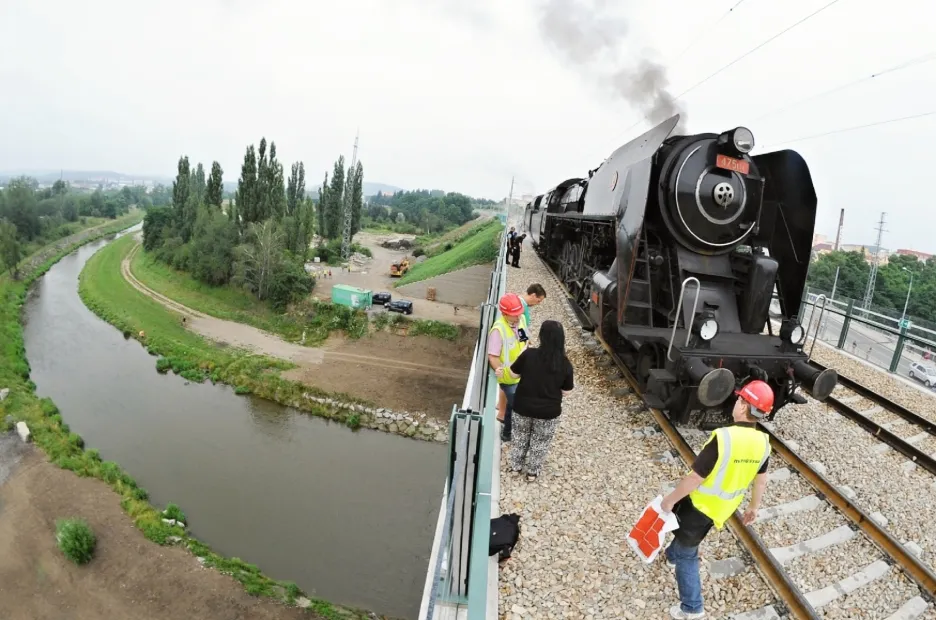 V Plzni testovali mosty parními lokomotivami 