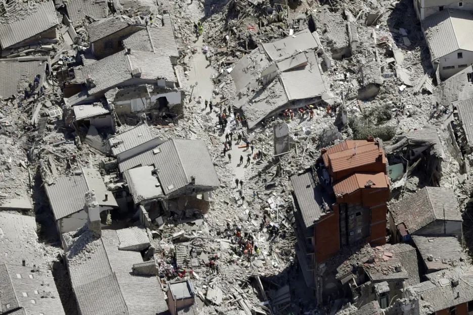 Vzdušný pohled na zdevastované město Amatrice
