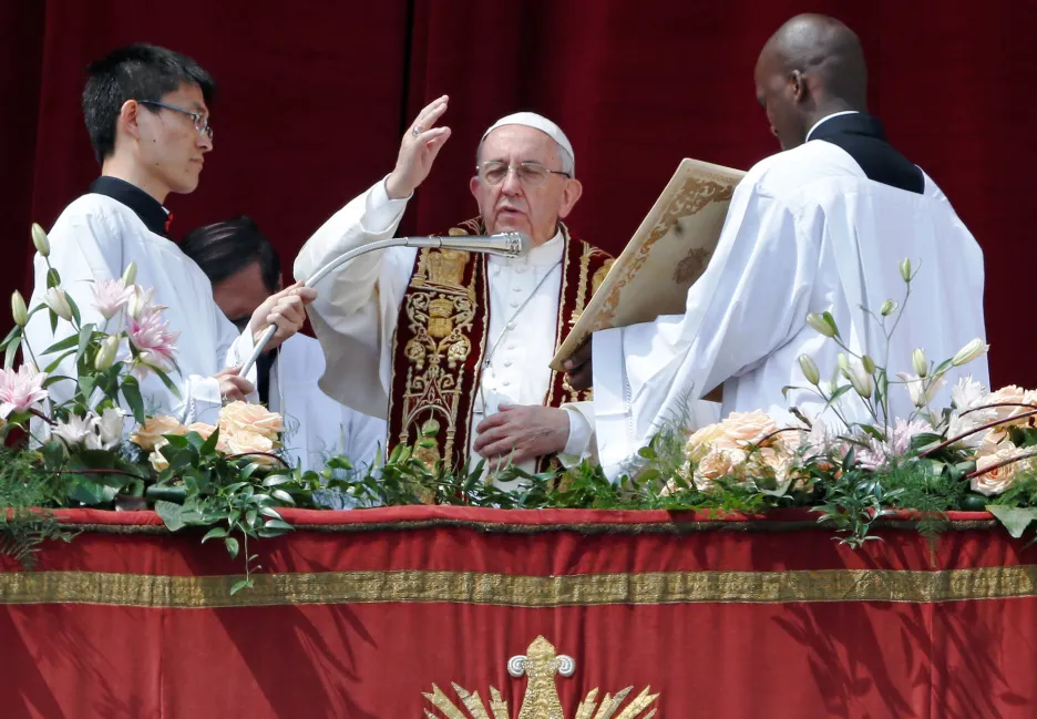 Papež František při požehnání Městu a Světu