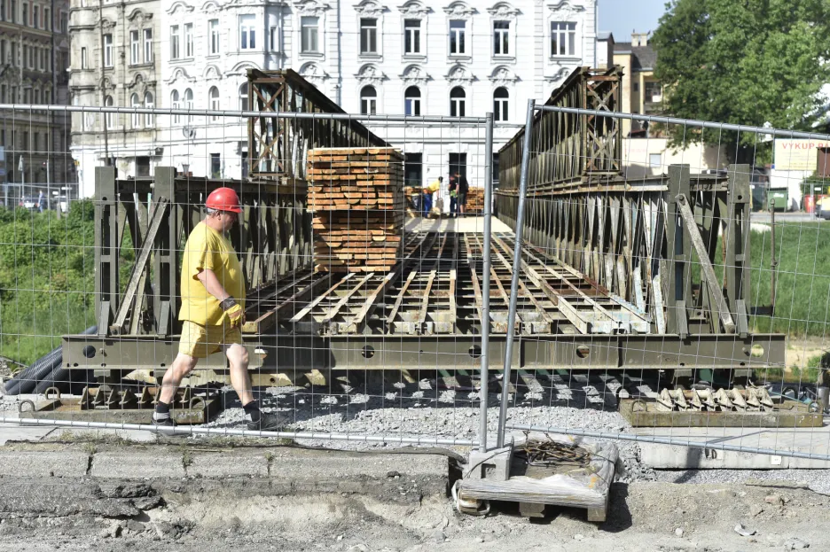 Nová lávka pro pěší vzniká vedle mostu v Komenského ulici