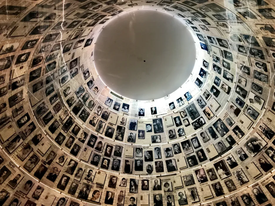 Kupole se snímky obětí holocaustu