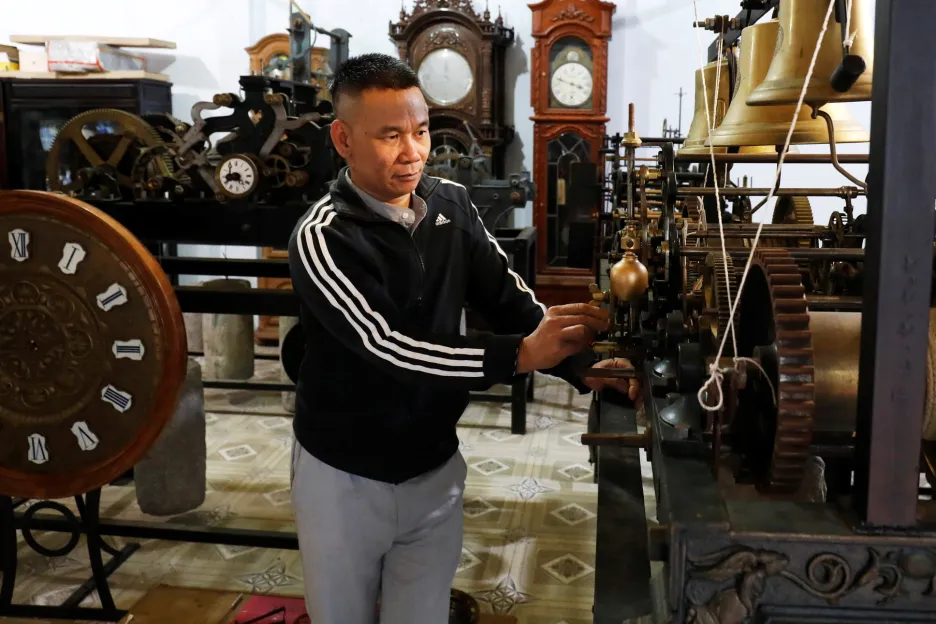 Vietnamec Pham Van Thuoc sestavil ve své zemi největší sbírku hodinových strojů z evropských-kostelních věží 
