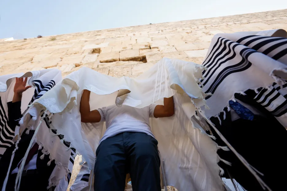 Věřící ve městech Jeruzalém a Ašdod oslavují svátek zvaný Sukot, známý též jako Svátek stanů 