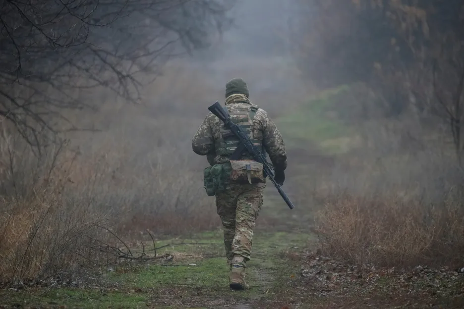 Blátivé zákopy a všudypřítomná zima. Ukrajinské jednotky střeží hranice v těžkých podmínkých
