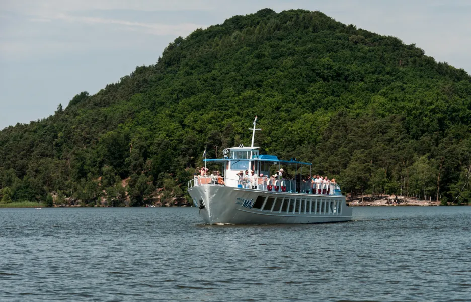 Výletní loď na Máchově jezeře - archivní snímek z roku 2014