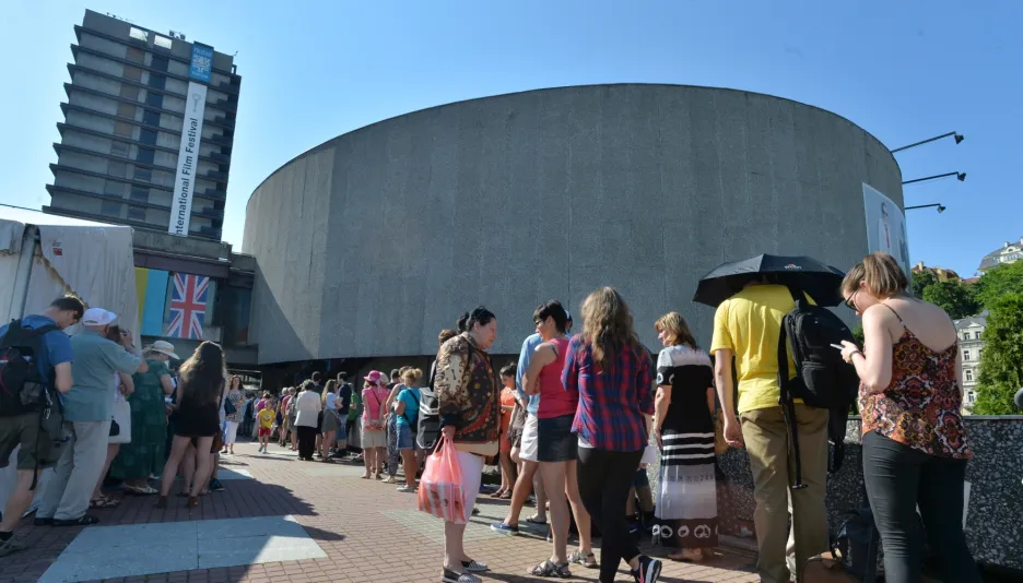Festivaloví návštěvníci při čekání na lístky u Thermalu