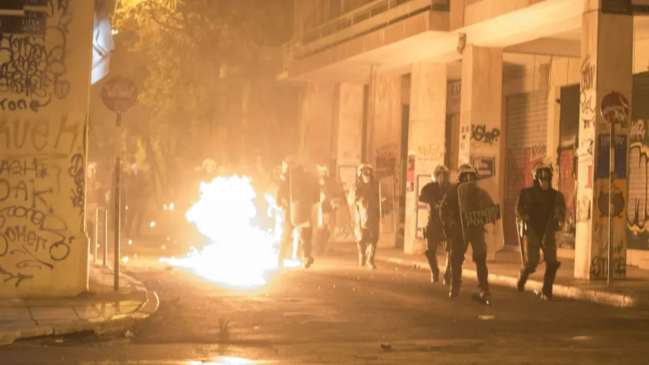 Protesty v Řecku u příležitosti sedmého výročí policejní střelby, jejíž obětí se stal neozbrojený patnáctiletý mladík