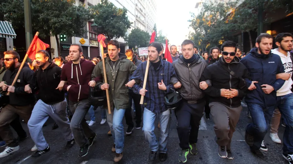 Protesty v Řecku u příležitosti sedmého výročí policejní střelby, jejíž obětí se stal neozbrojený patnáctiletý mladík
