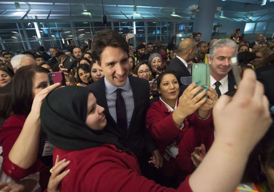 Premiér Trudeau na letišti - snímek s dobrovolnicemi