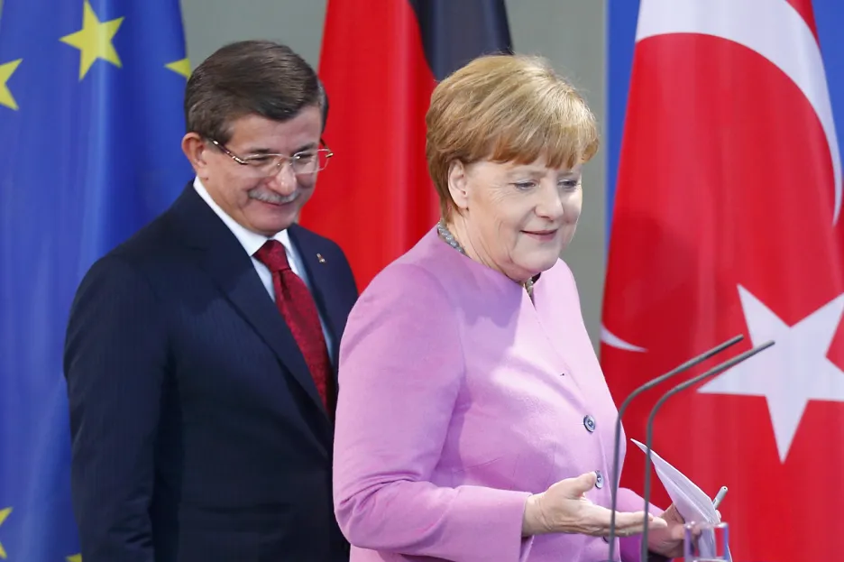 Ahmet Davutoglu a Angela Merkelová na brífinku v Berlíně