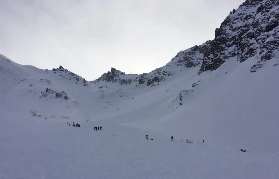 Záchranáři hledají zasypané české skialpinisty