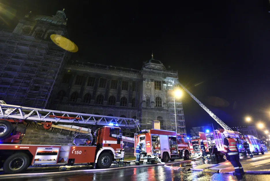 Hasiči zasahují u požáru Národního muzea
