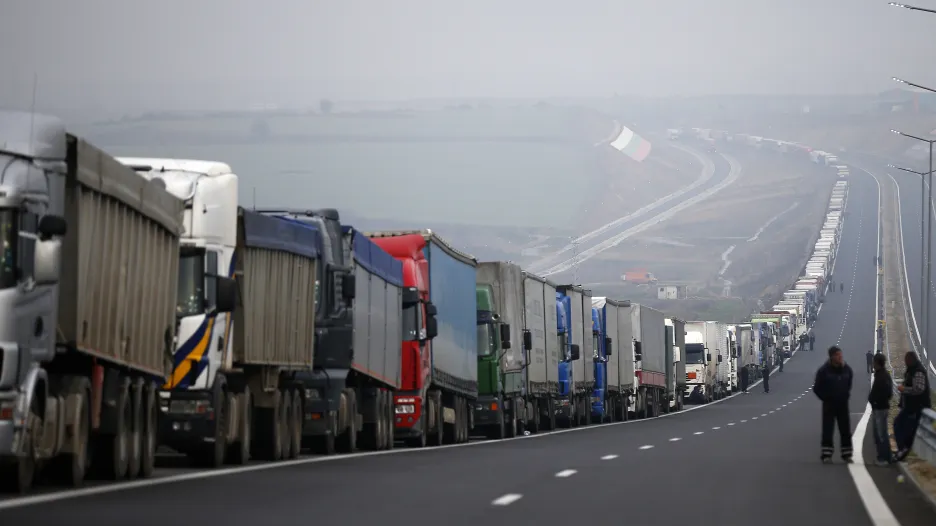Kolona nákladních aut na hranici Řecka a Bulharska