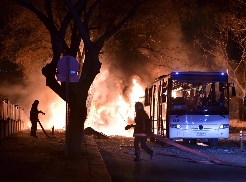 Při výbuchu auta zemřelo v Ankaře 28 lidí