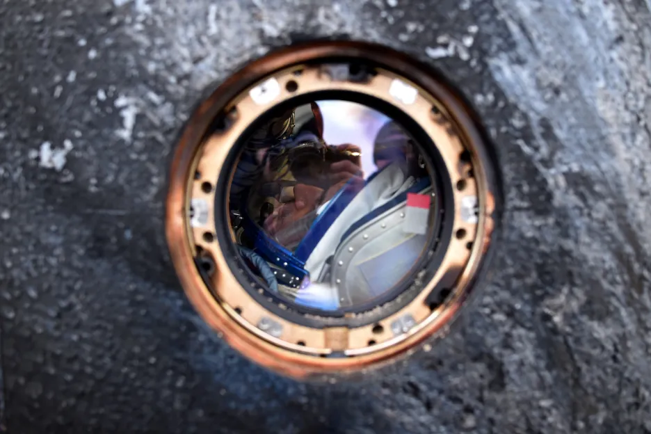 Astronauti Kelly a Kornijenko se vrátili na Zemi